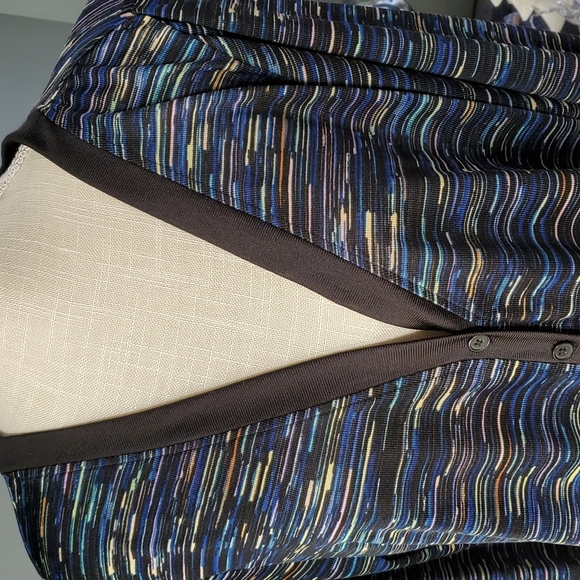 PRETTY UNIQUE LULAROE V NECK SWEATER - Picture 2 of 7